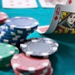 心理學 + 數學 = 德州撲克勝利方程式！解密 5 大制勝關鍵，讓你穩贏對手！